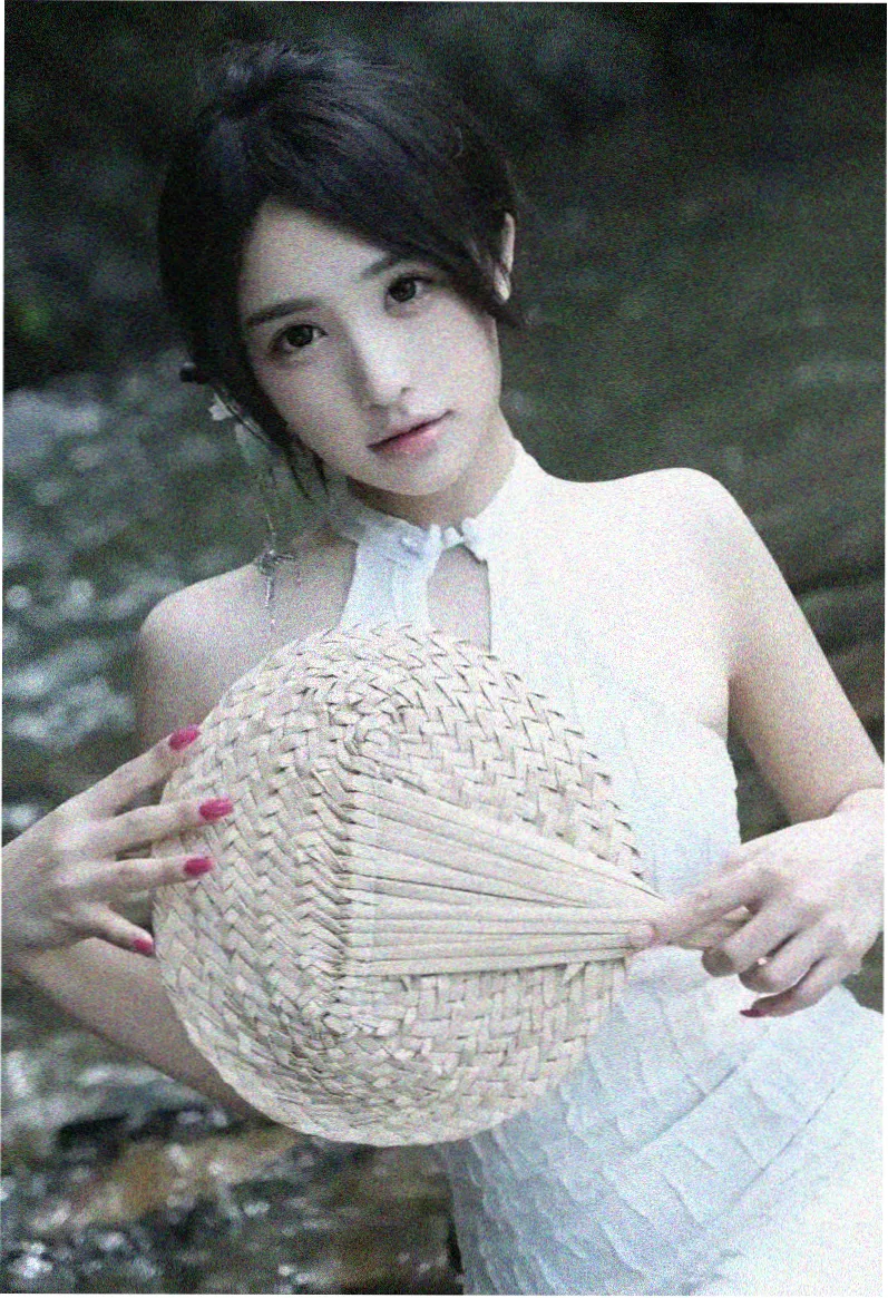 女同电影《阁楼里的琴声》海报